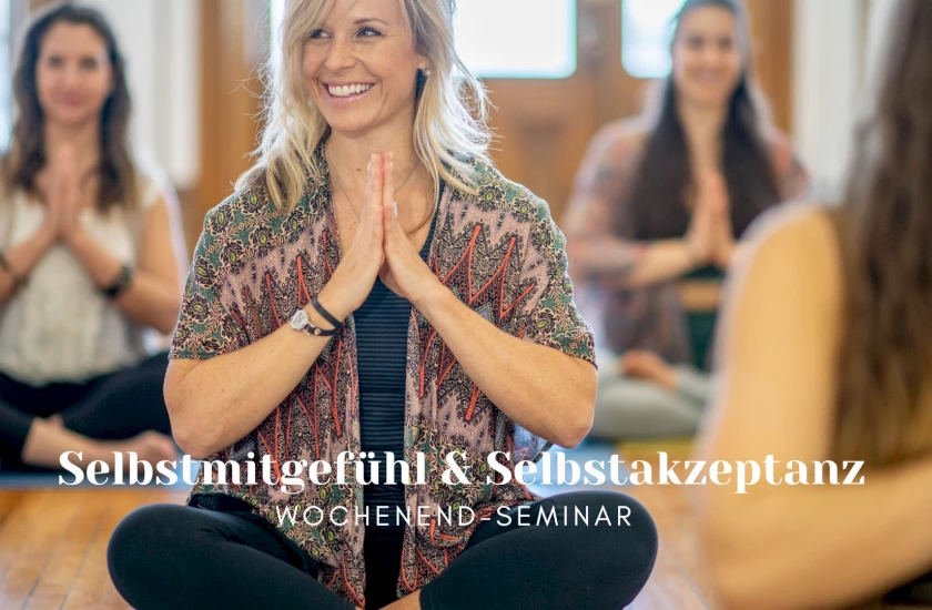 Mit einem Lächeln zu mehr Selbstmitgefühl – Finde innere Balance und lerne, dich selbst anzunehmen.