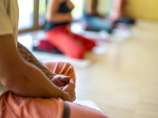 Achtsamkeitsübungen in der Gruppe im Seminarraum helfen dir, deine Praxis in der Meditation zu vertiefen. Nutze unsere Praxiskurse für deine Regeneration