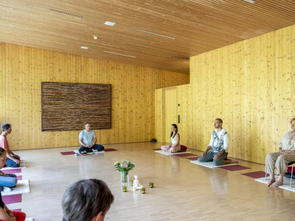 Meditationspraxis: In der Gruppe vertiefen wir in diesem Achtsamkeitskurs von Tag zu Tag die Übungen, so dass viele Teilnehmer persönliche Themen auflösen können.