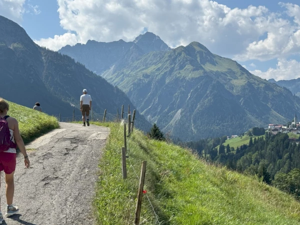 Die Übungen aus dem Seminarraum werden auf meditativen Spaziergängen in der Natur vertieft.
