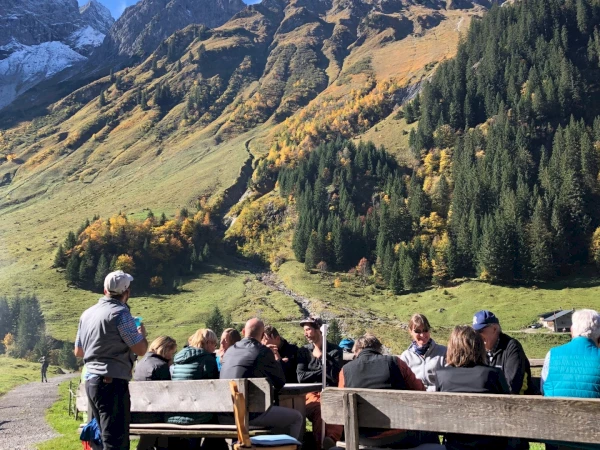 Auf verschiedenen Alpen kannst du regionale Spezialitäten kosten und die Zeit auch mit den anderen Teilnehmern genießen