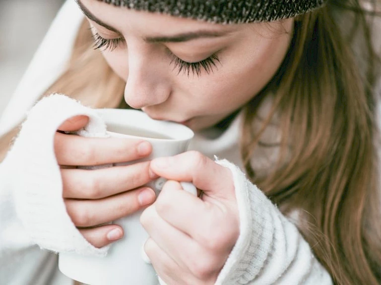 Wasser trinken am Morgen - Augen zu