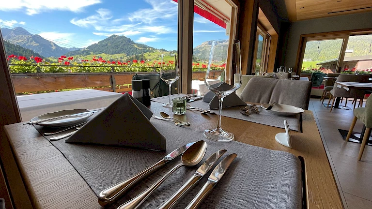 Vom Restaurant aus erwartet uns ein wunderschöner Blick auf Ifen und Heuberg