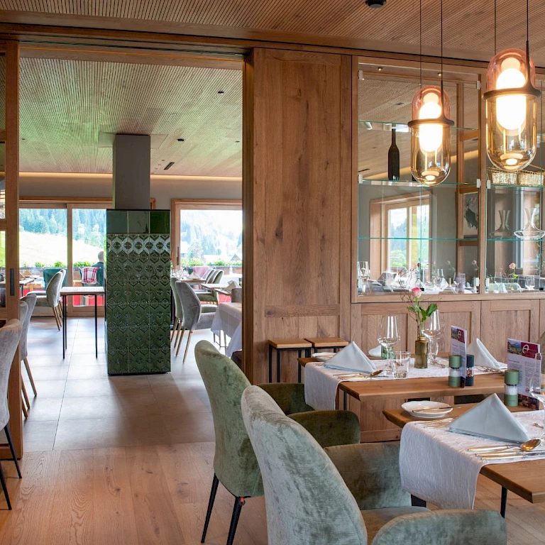 Modern und warm eingerichtet - Restaurant des Genießerhotel Almhof Rupp