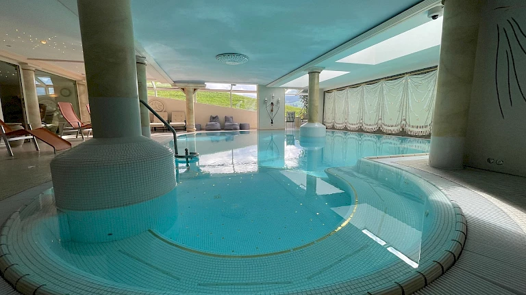 Wellnessbereich Almhof Rupp: Schwimmbad, Saunalandschaft & Ruhebereich