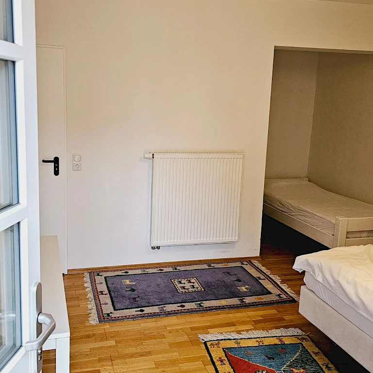 Mehrbettzimmer können zum Teil auch durch Einzelpersonen genutzt werden (Zimmerbeispiel, Nebengebäude)