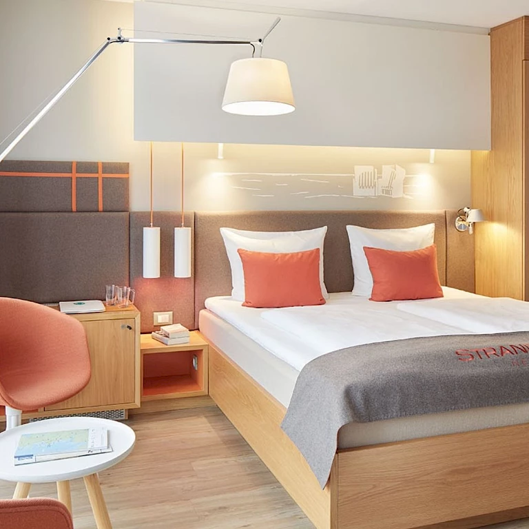 Zimmerbeispiel StrandGut Resort St. Peter Ording, MSC und MBSR helfen, um Stress zu vermeiden - Wege zum Sein