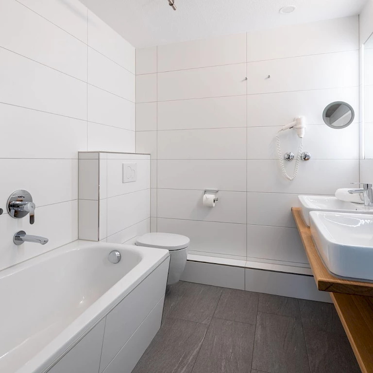 Badzimmerbeispiel mit Badewanne im Bio-Berghotel Ifenblick