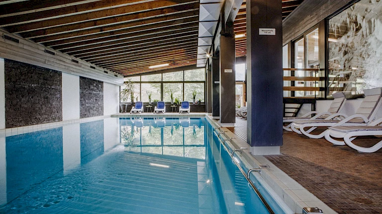 Schwimmen im Hallenbad mit einer Größe von 7x15 Metern