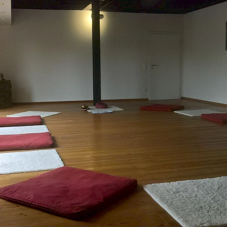 Der helle und freundliche Seminarraum im Bio-Berghotel bietet einen idealen Rahmen für unsere Meditations- und Achtsamkeitsseminare
