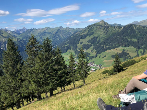 Die Berglandschaft des Kleinwalsertal in den Pausen genießen: Regeneriere im Meditationskurs MBSR Kompakt Kurs