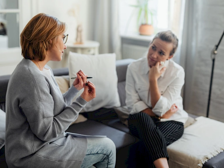 Zwei Frauen im intensiven Gespräch. Achtsame Konzentration und Klarheit im Alltag