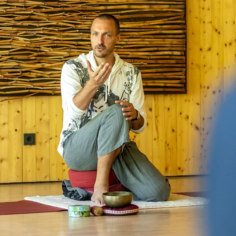 Martin erklärt die Zusammenhänge in der Meditation