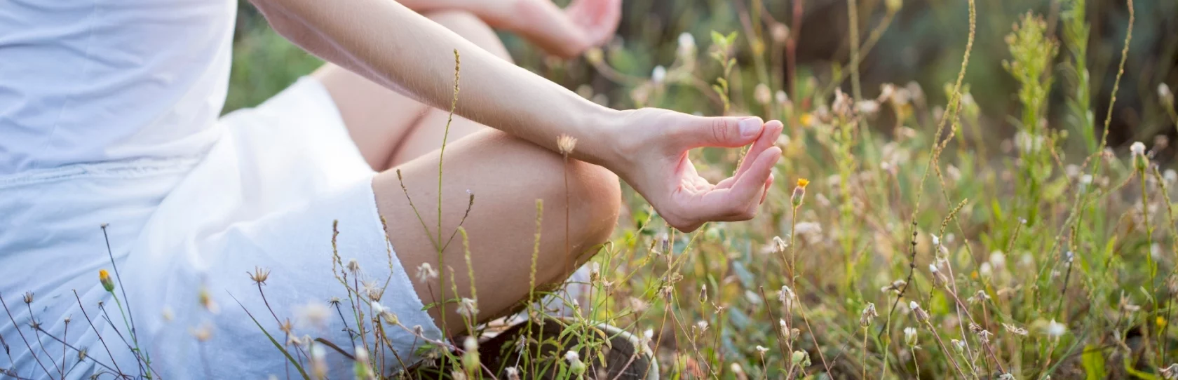 Meditation & Achtsamkeit in der Natur auf einer grünen Wiese