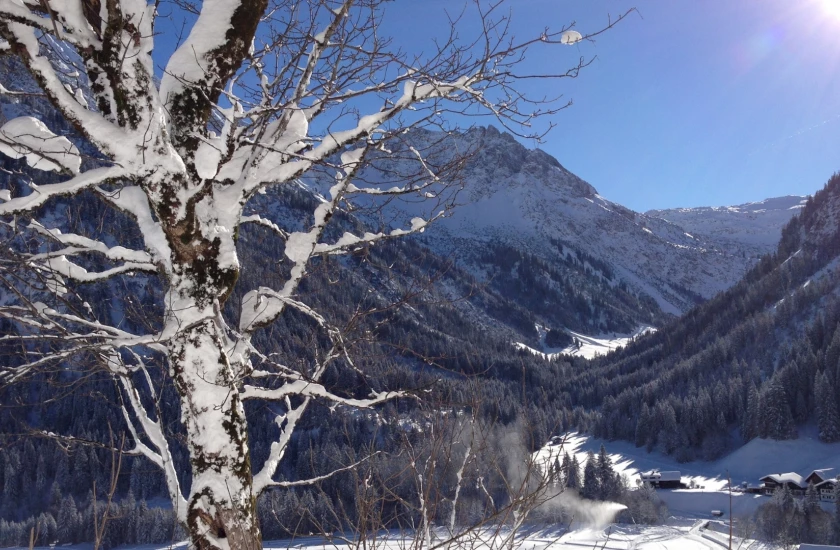 Die Winterlandschaft des Kleinwalsertals läd dich zum Innehalten ein: Bewegung und Achtsamkeit in den Bergen
