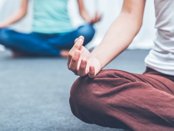 Achtsamkeitsübungen, Übungen aus der Selbstmitgefühlsmeditation und anderen Praktiken können dir helfen, persönliche Themen zu reflektieren und aufzulösen