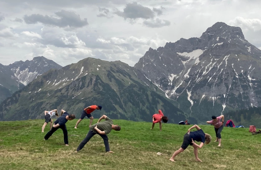 Yoga Übungen aus dem Lu Jong können eine Ergänzung auf den Wanderungen im Kleinwalsertal sein