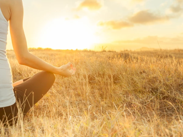 Du kannst unserem Onlinekurs mit dem Schwerpunkt Achtsamkeit und Selbstliebe sowie Selbstwert von überall folgen. Suche dir den Ort, der sich für dich gut anfühlt.