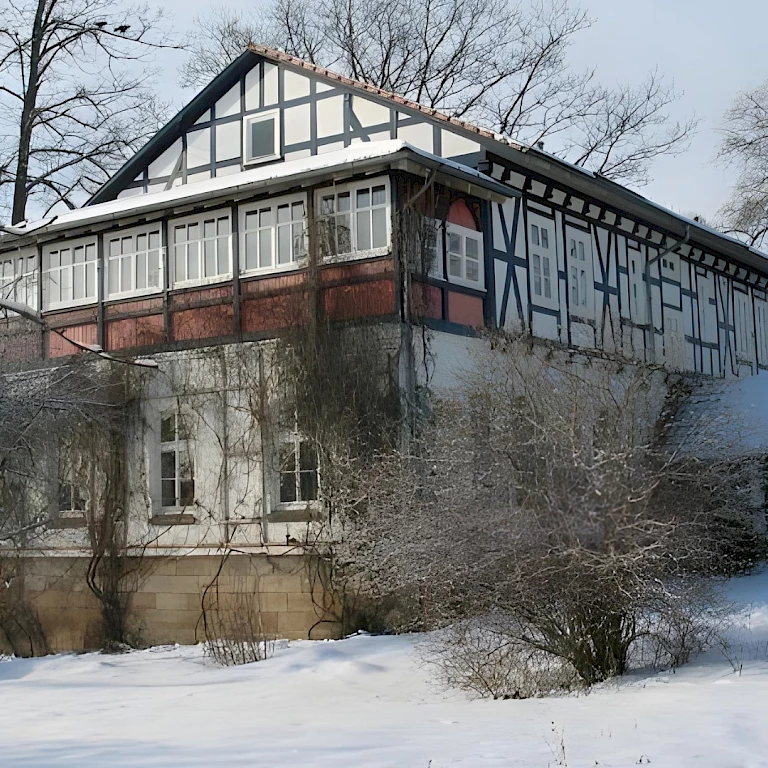 Das Alte Forsthaus im Winter malerisch verschneit für Meditationsseminare und deine Erholung der ideale Ort