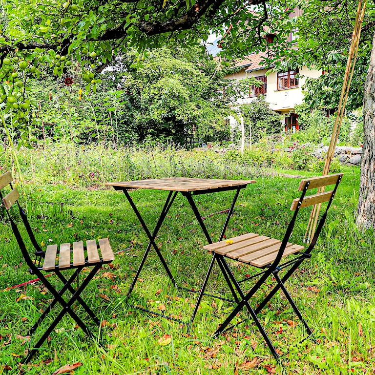 Sitzplatz im Garten für die Meditationspausen