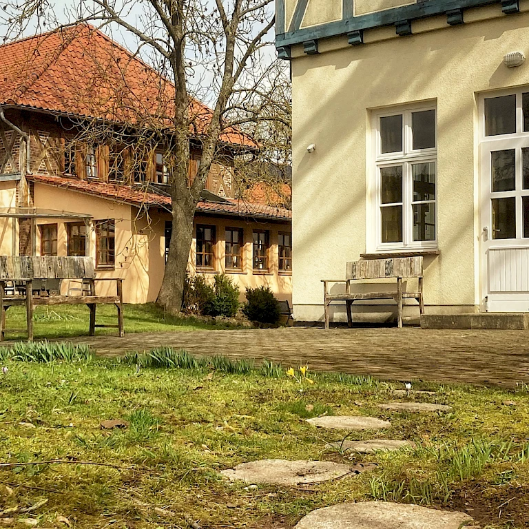 Terrasse mit verschiedenen Sitzgelenheiten im Seminarzentrum Altes Forsthaus Germerode