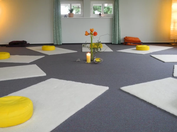 Seminarraum für Meditation und Selbstmitgefühl im Alten Forsthaus Germerode – genieße die Ruhe und Möglichkeit, auch mit den unangenehmen Empfindungen auseinander zu setzen.