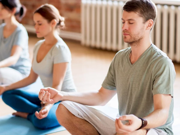 Meditation in der Gruppe, ein wunderbarer Rahmen, um mit Gleichgesinnten Schweigen über ein ganzes Wochenende zu praktizieren